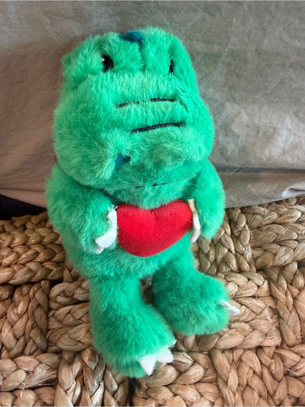 GIGGLE SCOPE Plush Green Dinosaur Holding Red Heart Small Plush